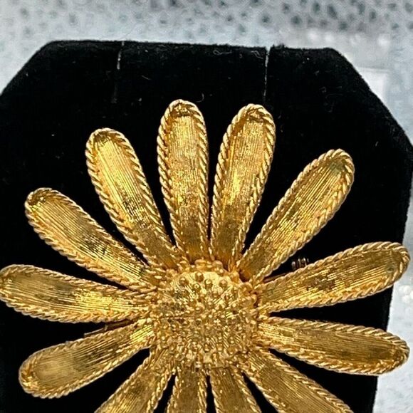 Vintage Large Daisy Pin Brooch Button Center Brush Gold Tone Chunky Estate Y2K - Picture 4 of 6